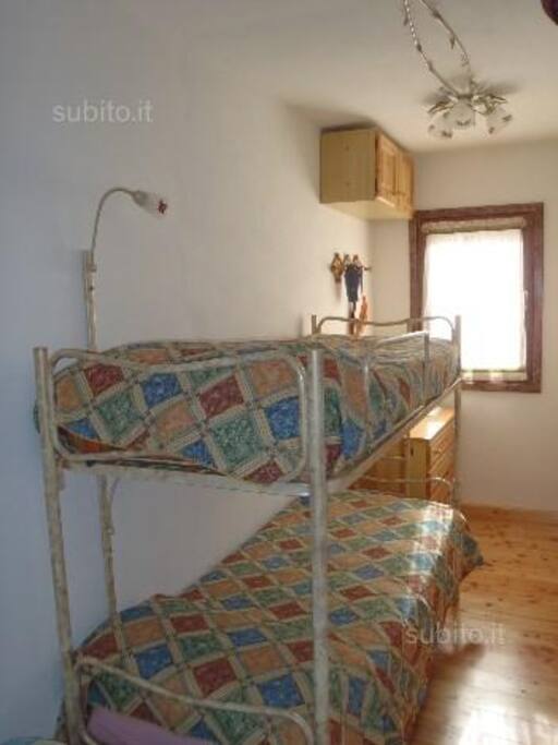 Stanzetta con letti a castello(nella foto) + altro letto "matrimoniale" da una piazza e mezza(1+1/2).Totale 4 posti letto.