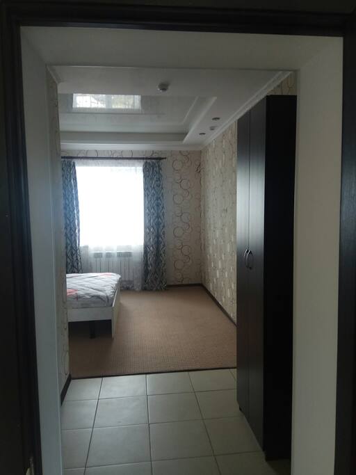 Room with double bed, shower, closet, drawers and toilet.
Комната с двуспальной кроватью, душевой кабиной, шкафом, ящиками и туалетом.
