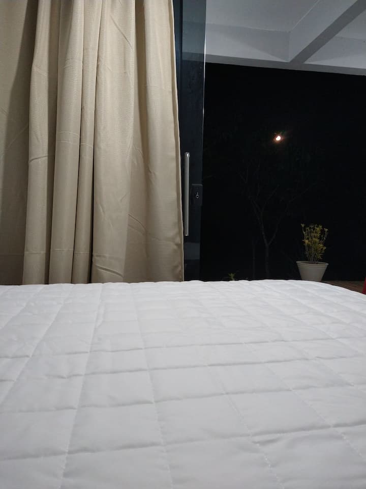 从这对夫妇的卧室欣赏美景。