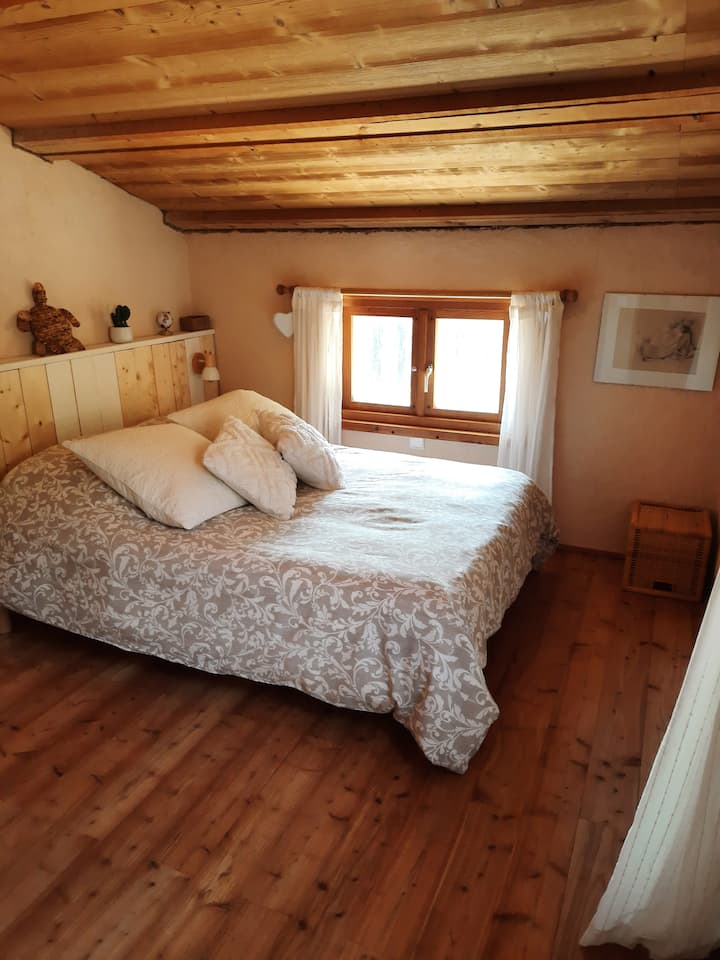 Საძინებელი ნომერი 3... სახურავების ქვეშ საწოლით 140 × 190 ( შესასვლელი კიბით )