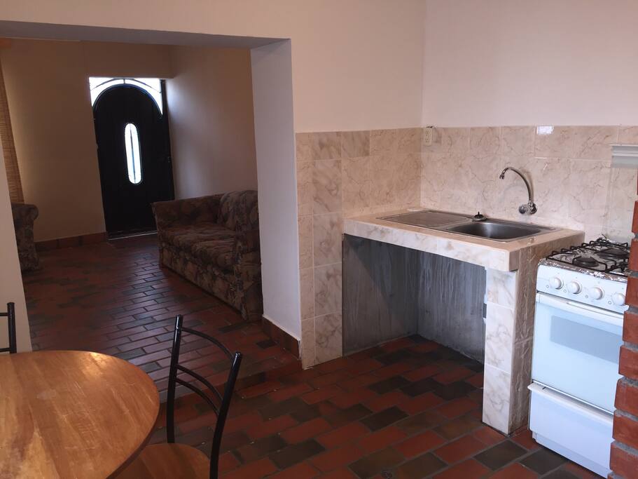 Cocina americana cuenta con cocina a gas , refrigerador de 15 pies