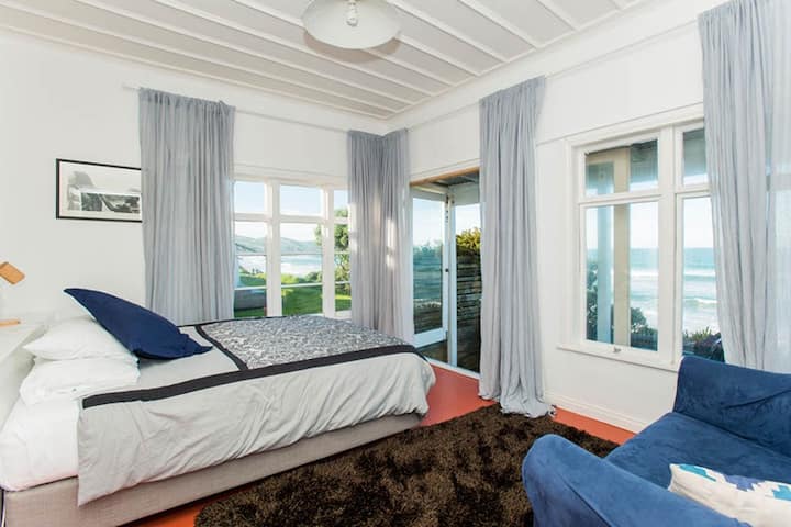 Dormitorio principal con cama tamaño king con vistas al mar