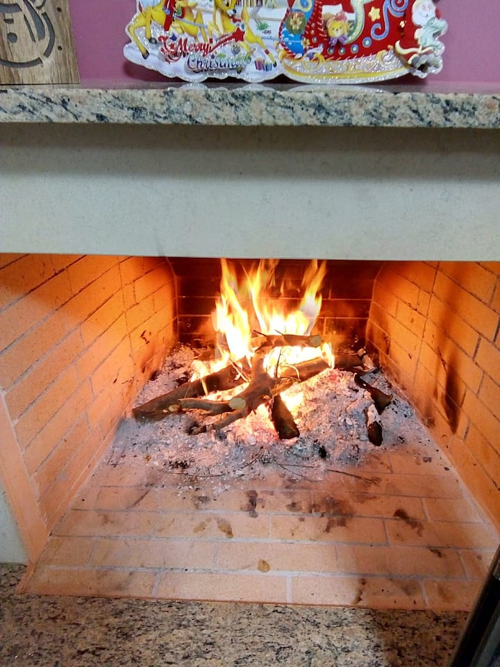 אח דולקת בחורף