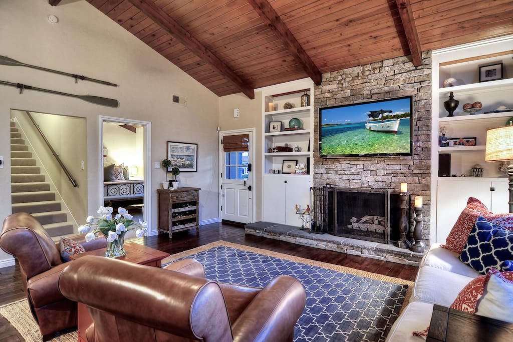 Living room with relaxing chairs, fireplace and big screen TV!