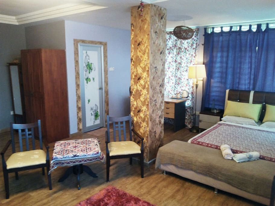 Large Air-conditioned Family Room with Private Bathroom that can 3 extra mattresses comfortably