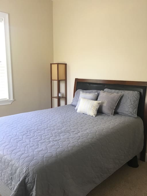 One queen size bed very comfortable.