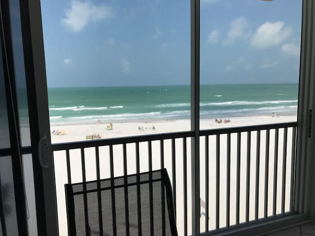 Full beachfront. Gulf View, Sunsets,Pool,Chairs