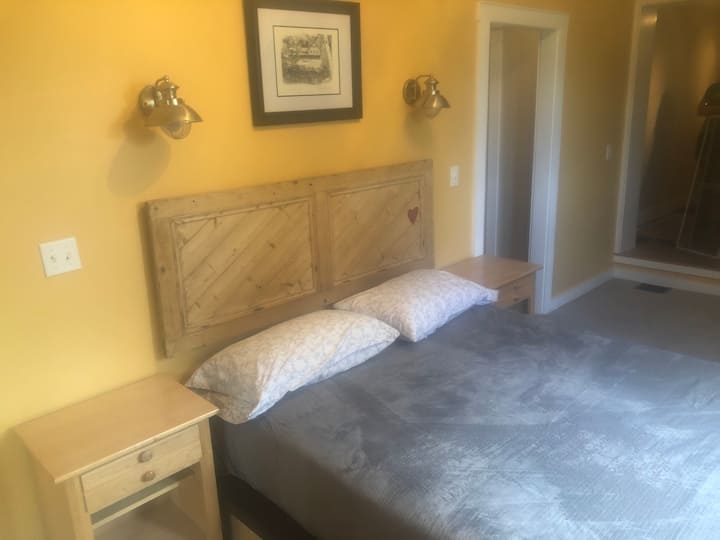 2020年春に撮影されたマスターベッドルームのクイーンサイズベッド