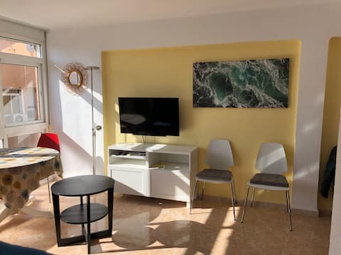 Propiedad de Airbnb exitosa: Bright apartment. 300 m from El Palo beach. en El Palo