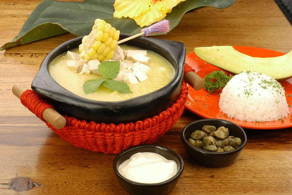 You can not leave Bogotá without trying the traditional and delicious “Ajiaco”, a characteristic dish made with different types of potatoes, chicken, rice and some exotic spices and is one of the favorite dishes of the colombians. The local gastronomy offers a wide menu for lunch and you will be amazed with the variety of them.
The restaurant ''sopas y postres de la abuela' located in Hayuelos mall win last year the best Ajiaco in Bogota.
No puedes dejar Bogota sin probar un delicioso ''AJIACO''