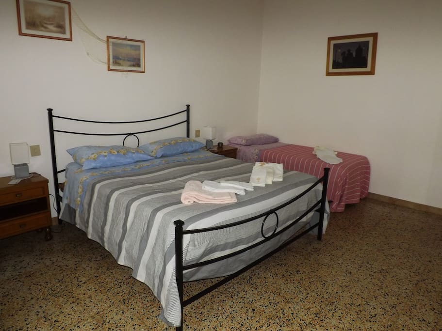Camera due posti letto con possibilità di aggiunta di un terzo letto singolo. Spaziosa e ariosa. A differenza dell'altra in questa NON c'è la possibilità di dividere il letto matrimoniale.