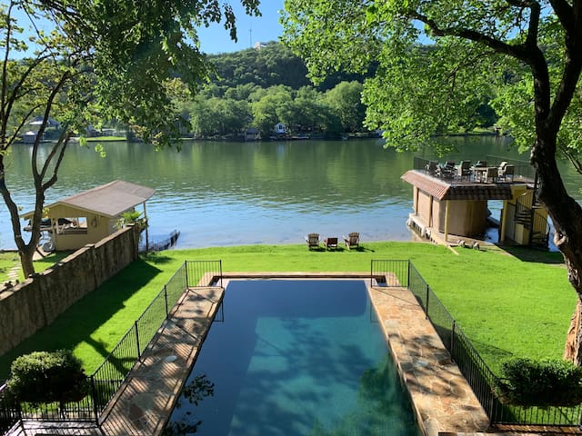 Spectacular Waterfront Estate gallery image 2