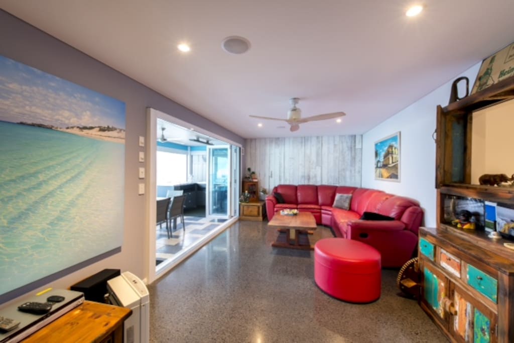 Your own private lounge with free wifi, tv/dvd, ceiling fan and direct access to the breakfast/terraced area, including fully equipped outdoor kitchen