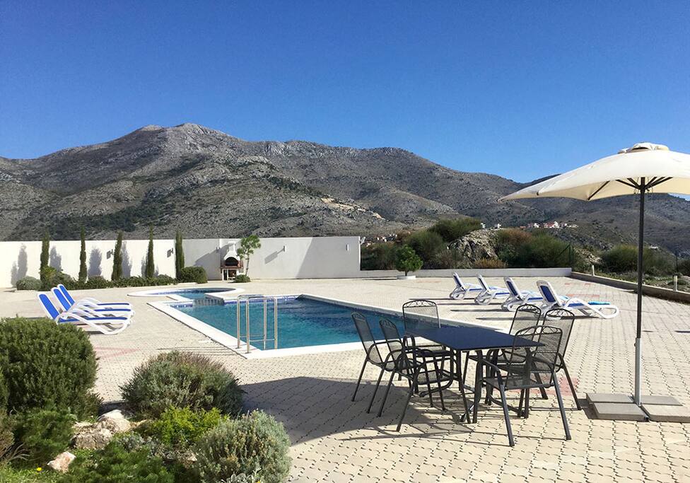 BBQ, SUN LOUNGERS & UMBRELLA PROVIDED FOR YOUR LEISURE