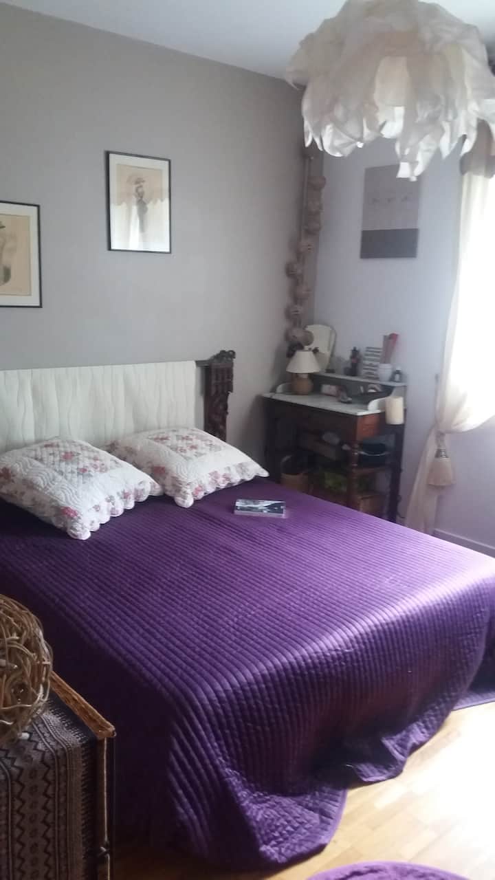 Chumba cha kulala cha Master kwenye ghorofa ya chini na bafu na choo