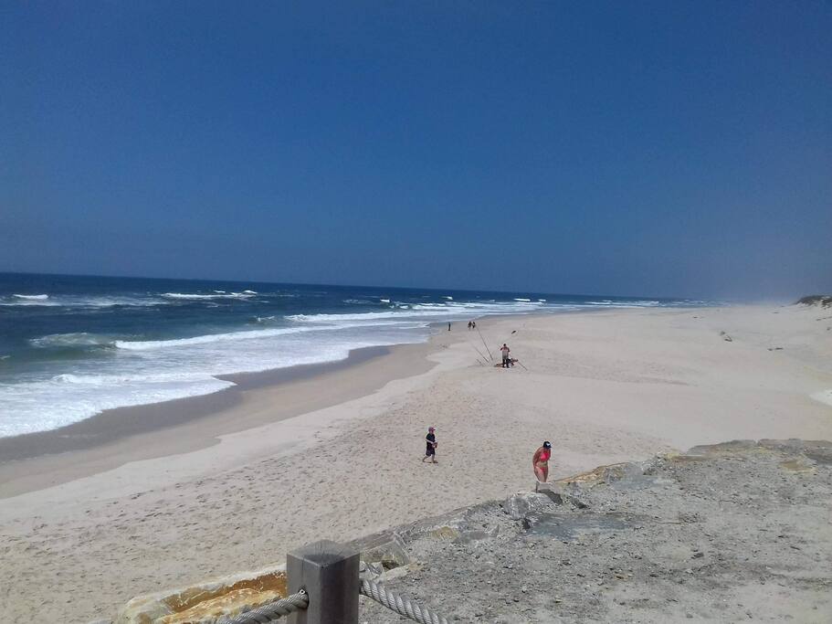 Praia de areias brancas e finas