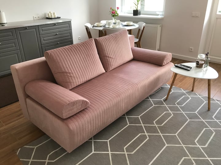 ห้องนั่งเล่นพร้อมโซฟาที่สะดวกสบายมาก
ช่วยให้คุณผ่อนคลายและผ่อนคลายได้
คุณสามารถดูวิดีโอหรือการแสดงใดๆได้อย่างสะดวกสบาย