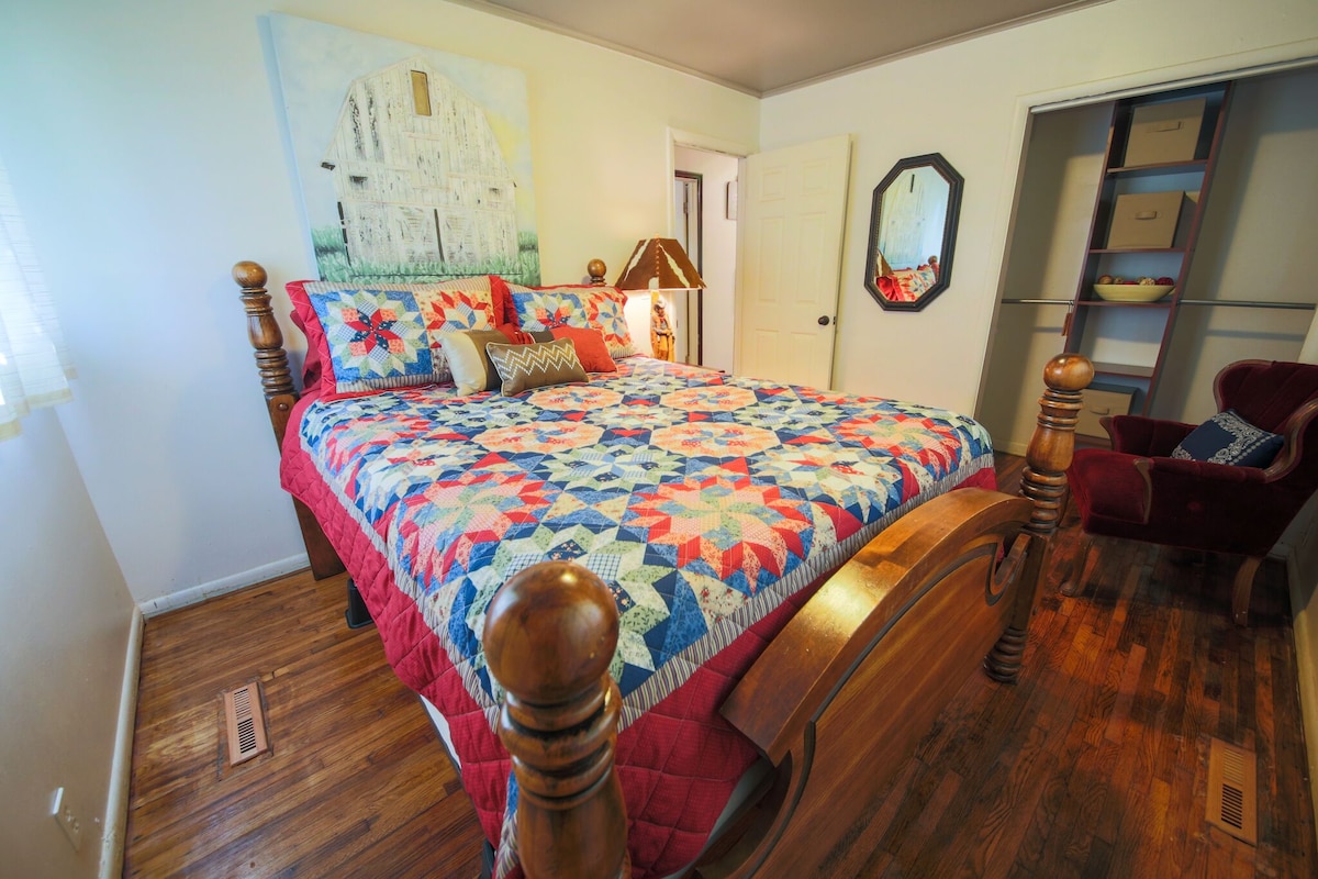 Segundo dormitorio con cama tamaño queen.