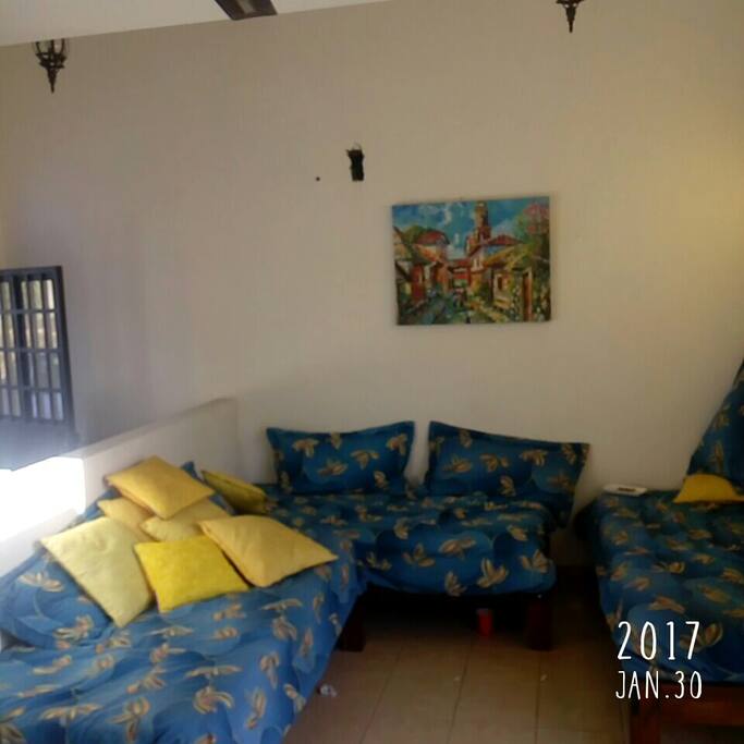 la sala. son 3 camas individuales aqui pueden dormir 3 personas