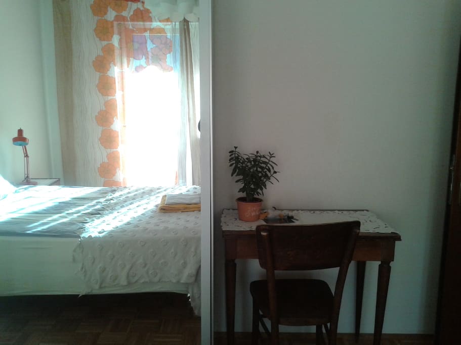 Lo scrittoio/Schreibtisch im Gaestezimmer