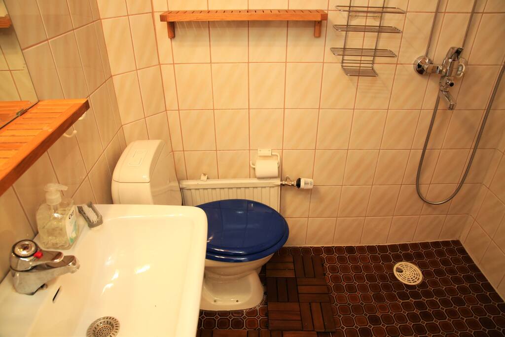 Cozy bathroom.