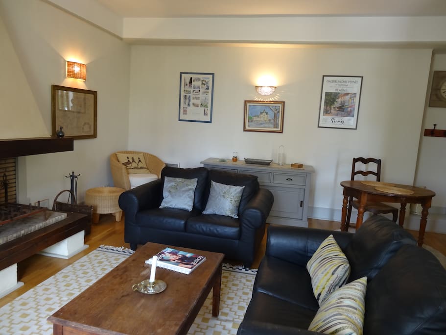 Comfortable well furnished lounge.