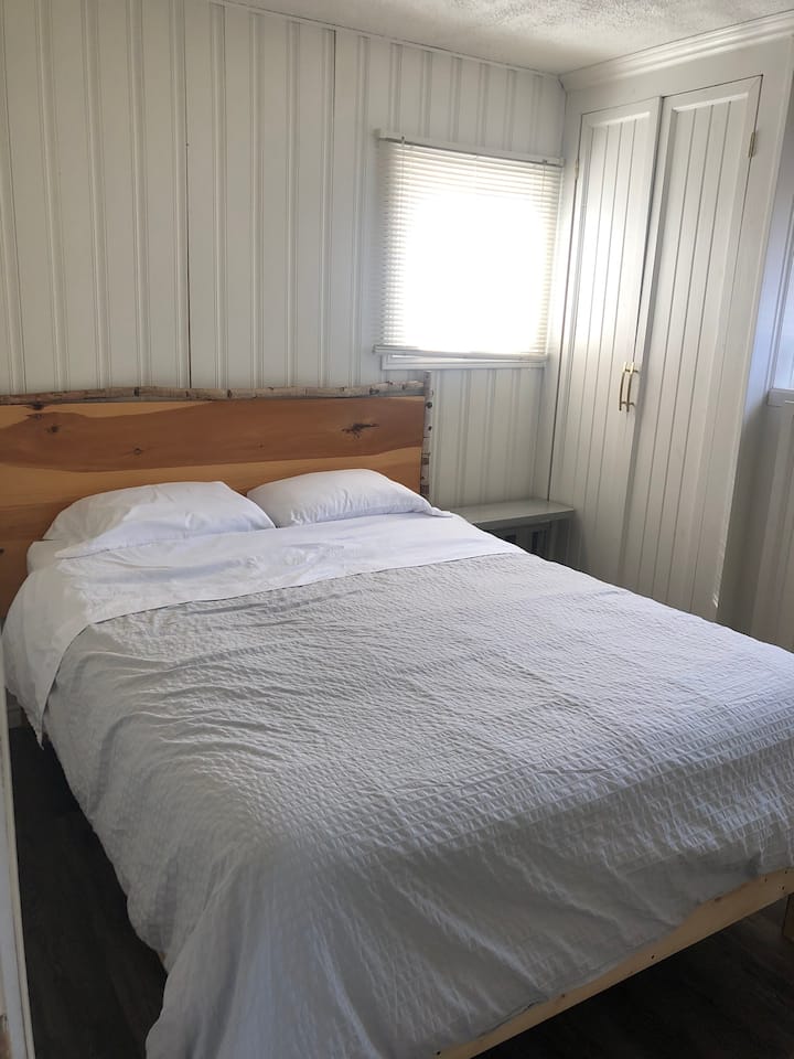 第二间卧室配备标准双人床