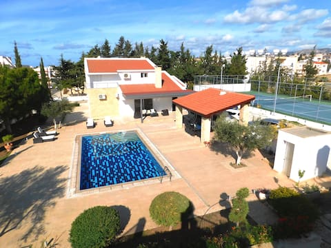 Large villa in Paphos centre with TENNIS COURT