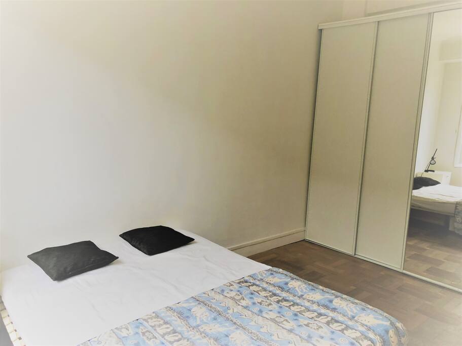 Chambre avec placard et penderie