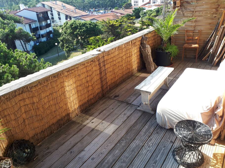 La terrasse : soleil dès le matin.