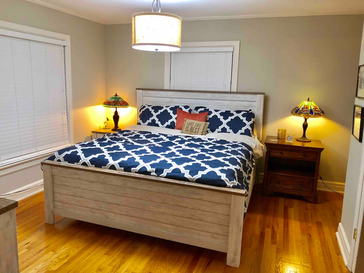 חדר שינה 1 עם מיטת קינג סייז חדשה.