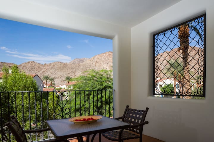 Spacious Jr King Suite w/private balcony