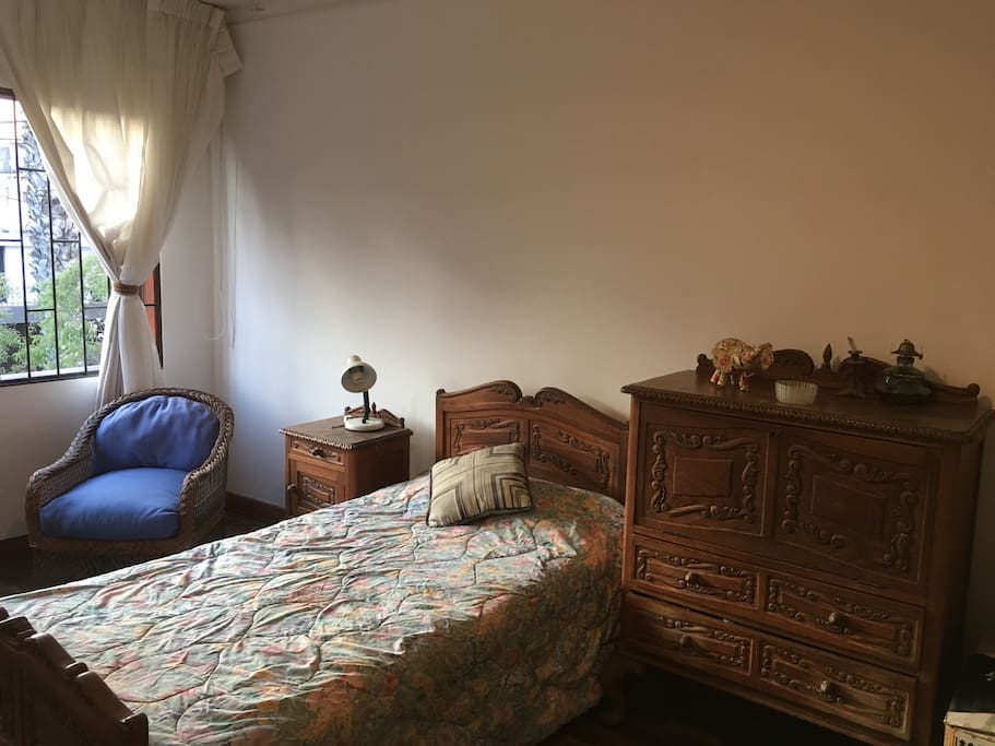 Amplia habitacion con cam de una plaza y fino mobiliaria en madera tallada. Amplios closets.
Listo vista a una serena y linda calle arboleada