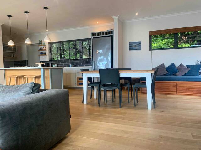 Perfect holiday location with stunning sea views gallery image 4