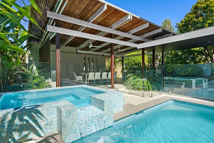 Witta Circle – Walk to Hastings St & Noosa Beach