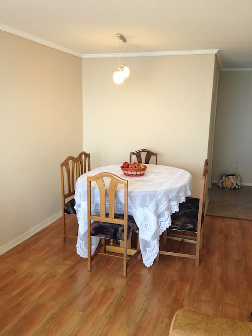 Living comedor, vista norte. Incluye: TV con TV cable, sillones, mesa comedor con seis sillas.