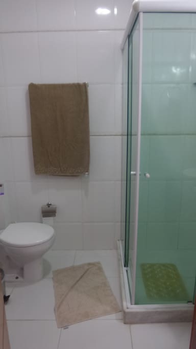 Banheiro com o básico.