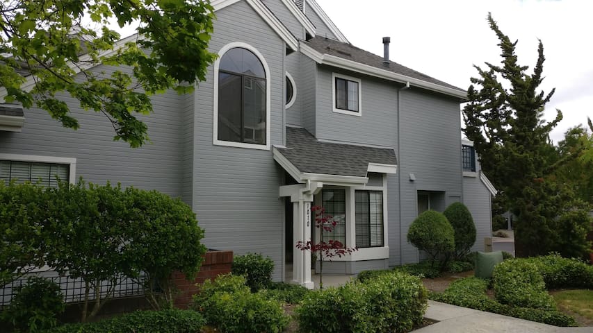 Close to Mountain View Caltrain and Google