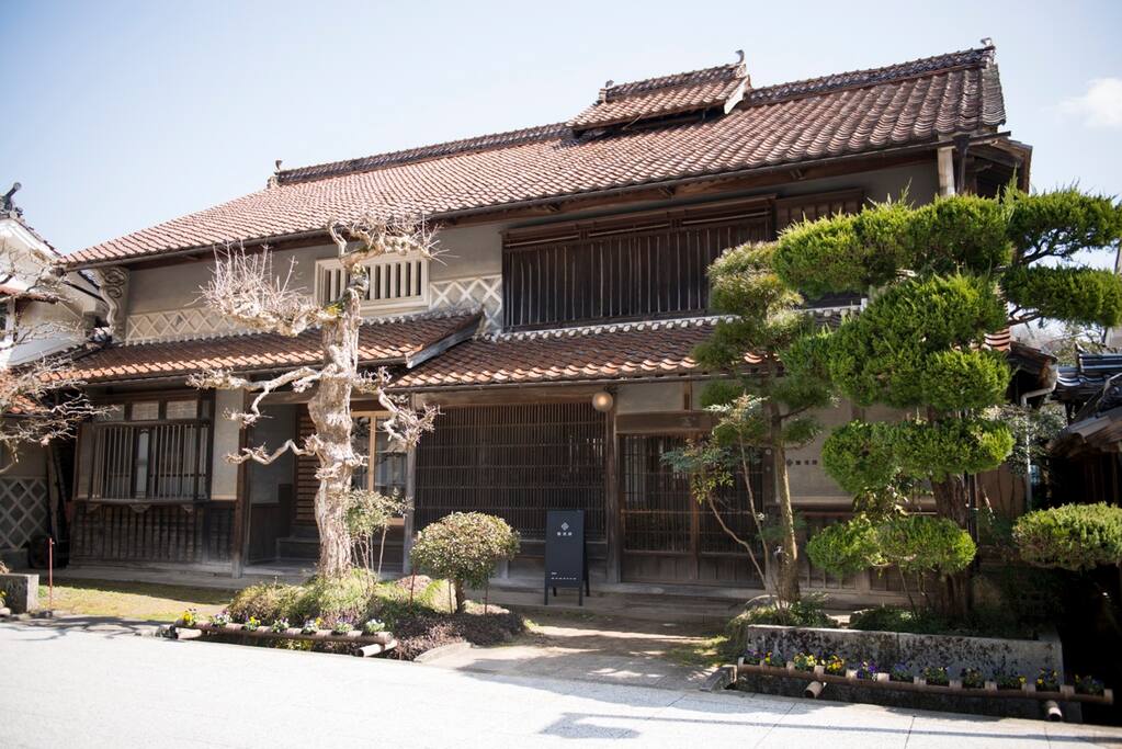 It was made 100 years ago. This street was a hotel street when it was Edo era.