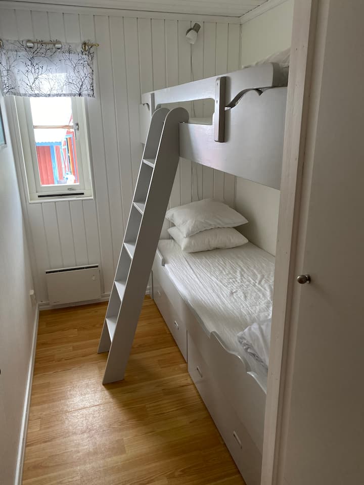 ห้องนอนพร้อมเตียงสองชั้นบนและล่าง 80 ห้อง 