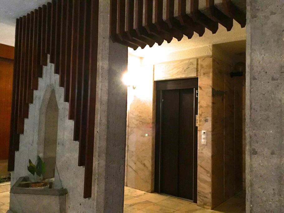 Portal con 2 ascensores
