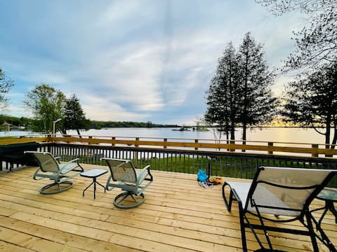 Newly renovated Waterfront cottage on Stoney Lake