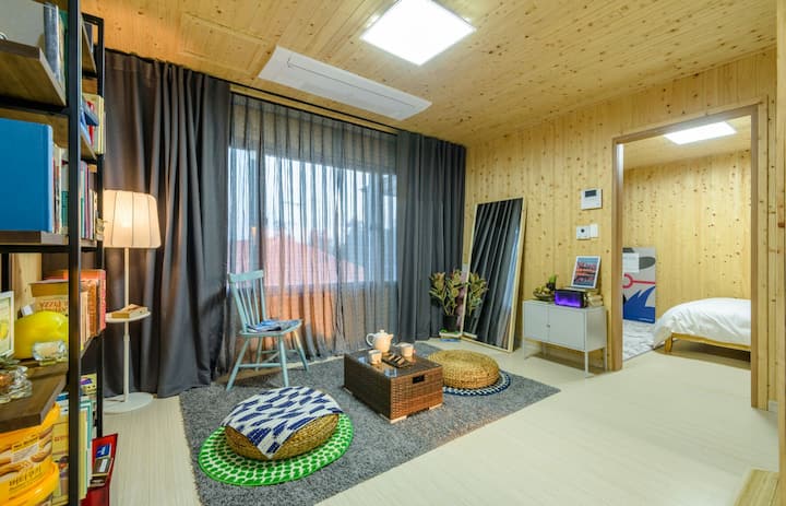 书房/起居区隔壁的门通往二楼的露台卧室。