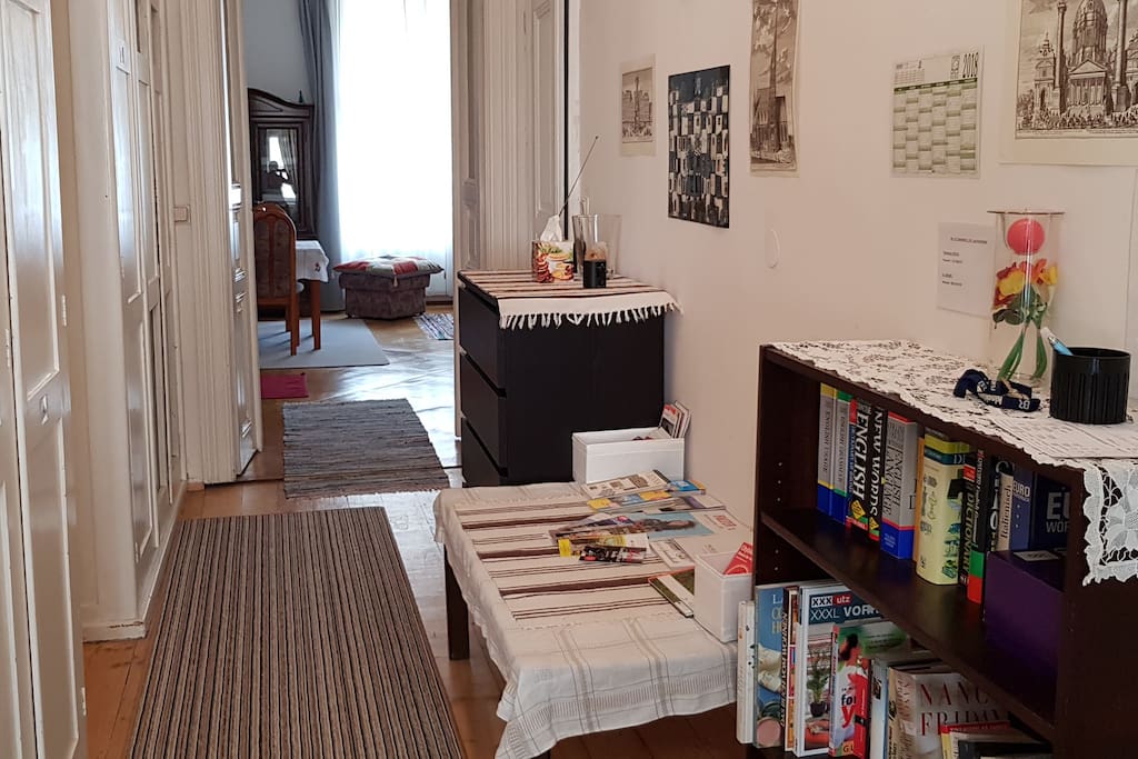Vorzimmer mit Blick ins Wohnzimmer