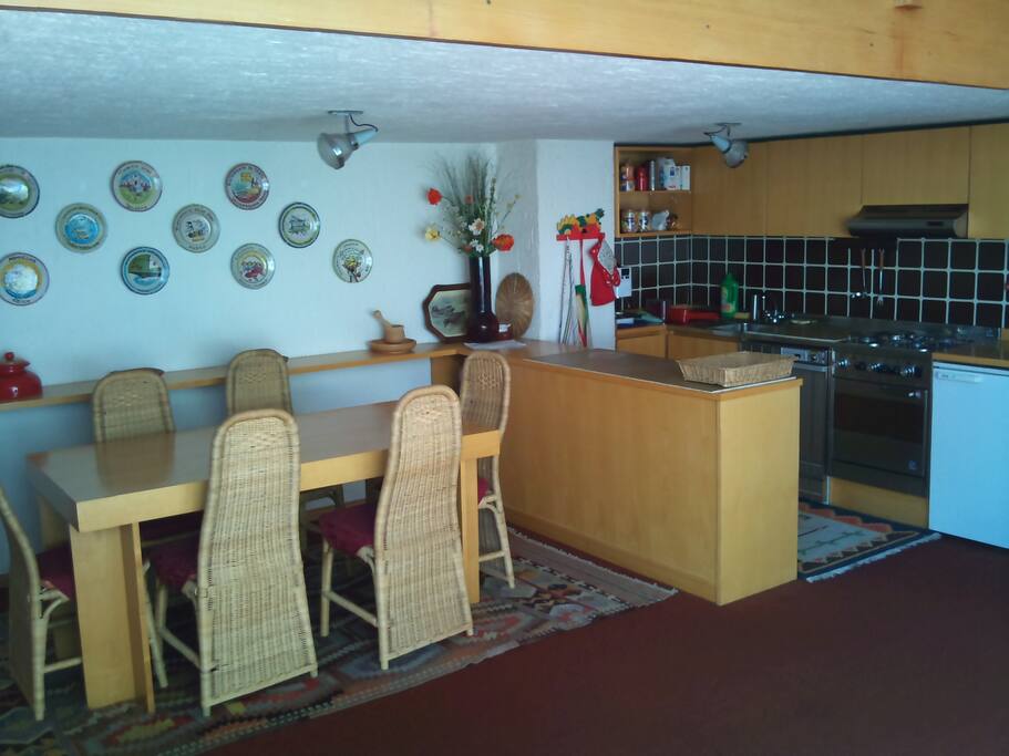 Cucina e sala da pranzo.
