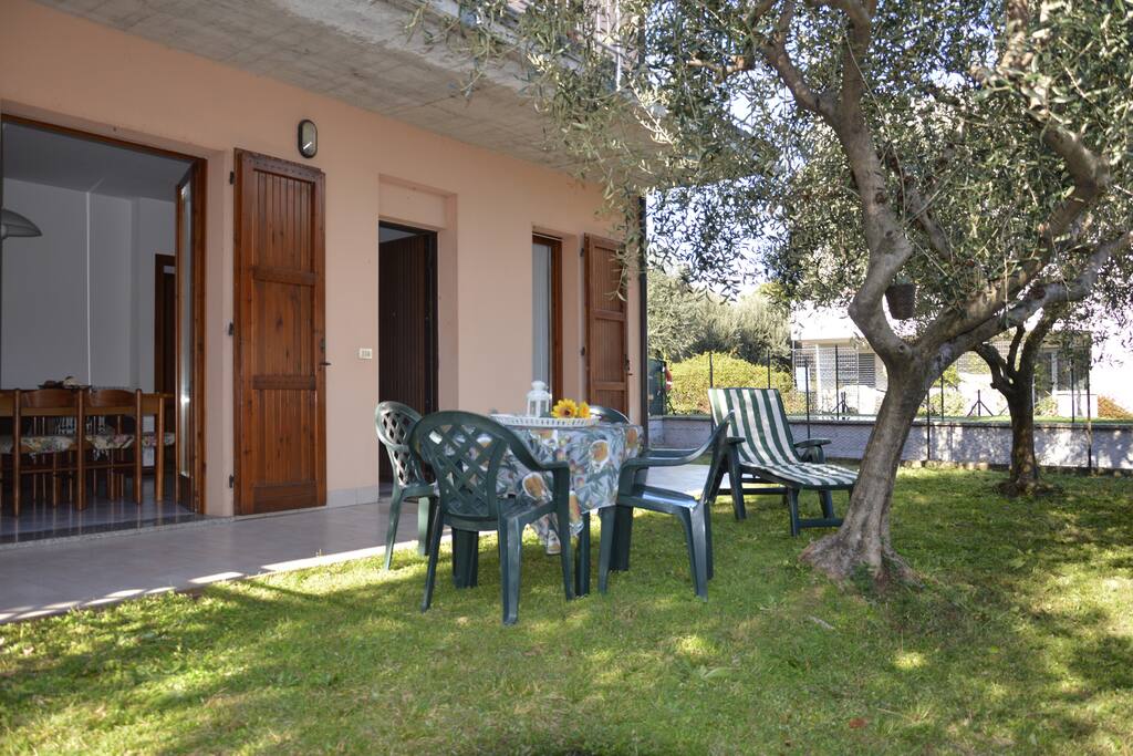 Vista ingresso appartamento e giardino privato