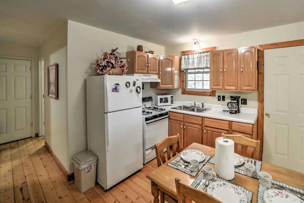 Take advantage of this well-equipped kitchen for tasty homemade treats.