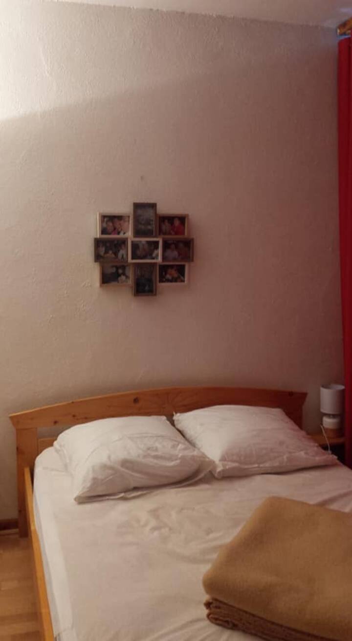 卧室3 ：双人床、储物柜和书桌、观看DVD的小电视。在
车站一侧 