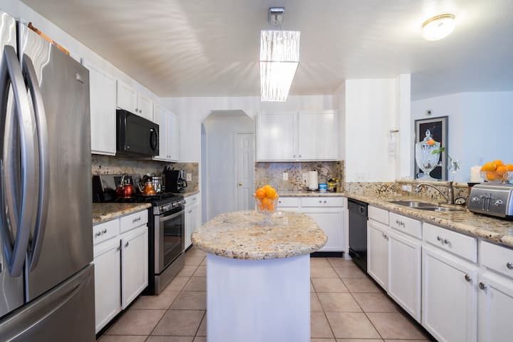Spacious and comfortable room 300 yards from the park