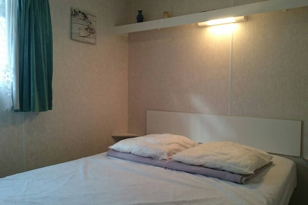 Chambre parentale avec possibilité d'y mettre un lit parapluie. Matela neuf.